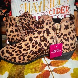 Leopard ankle zip booties 8.5